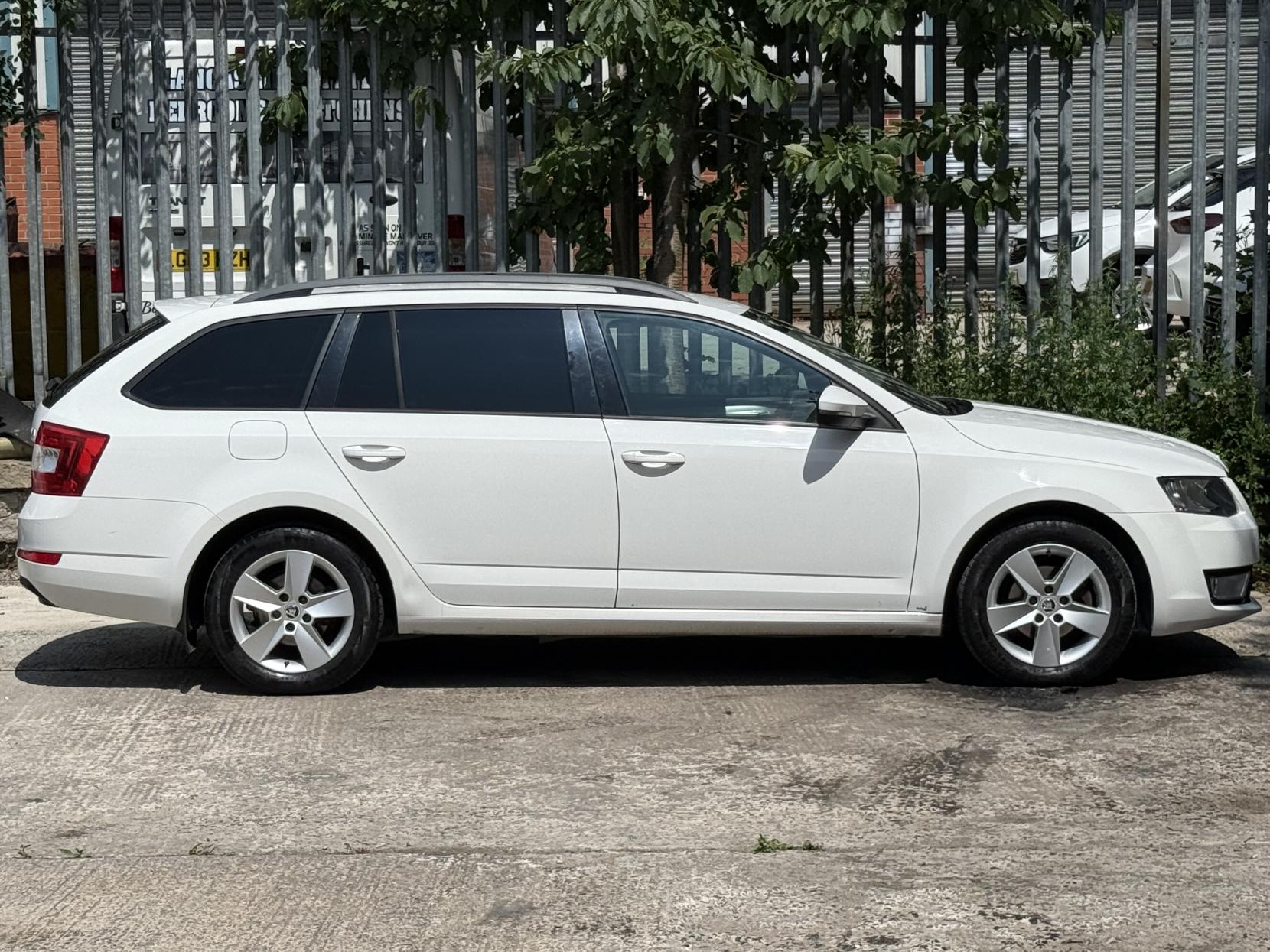 Skoda Octavia 1.6 TDI SE Estate 5dr Diesel Manual 4WD Euro 5 (s/s) (105 ps)