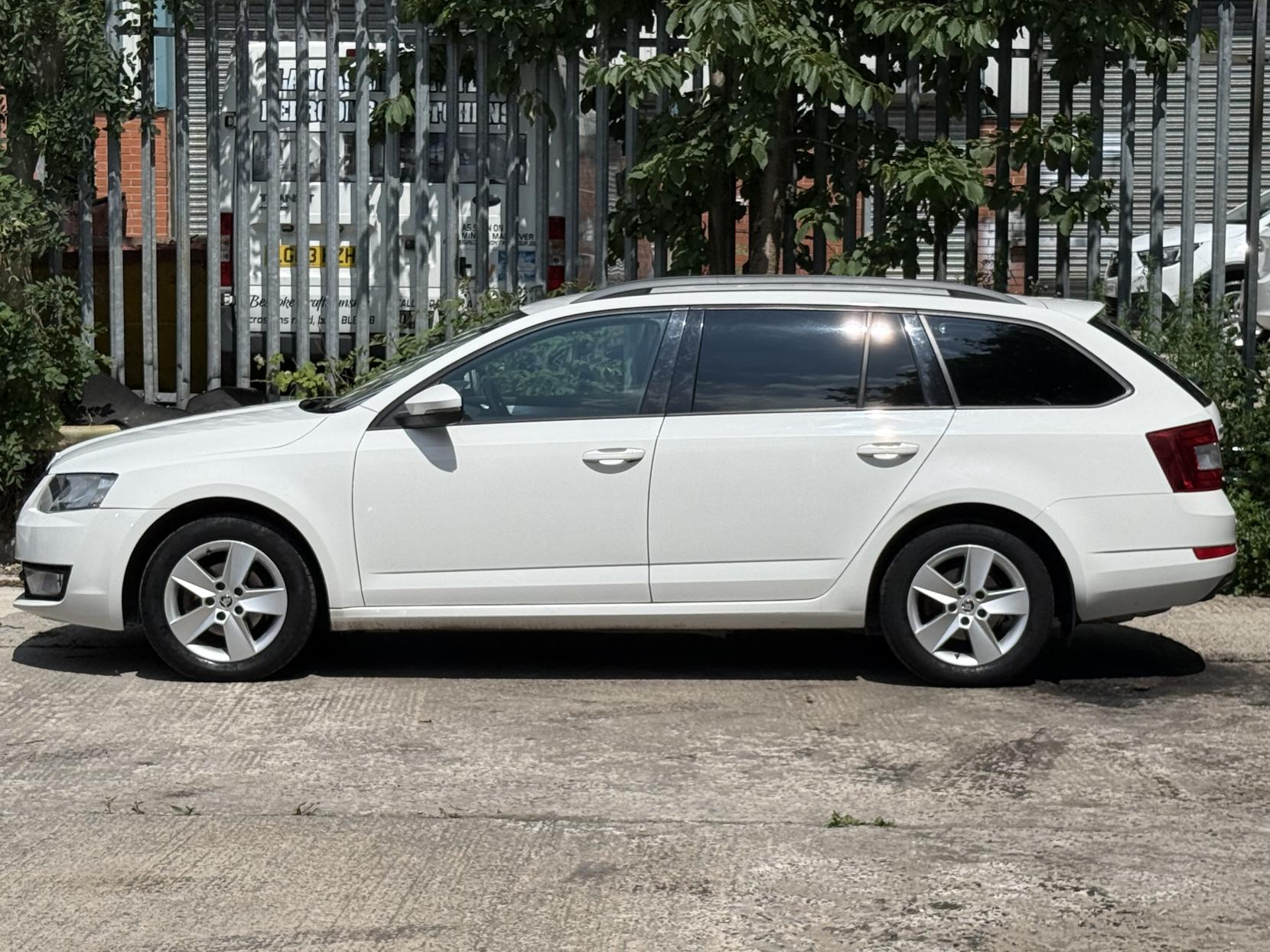 Skoda Octavia 1.6 TDI SE Estate 5dr Diesel Manual 4WD Euro 5 (s/s) (105 ps)