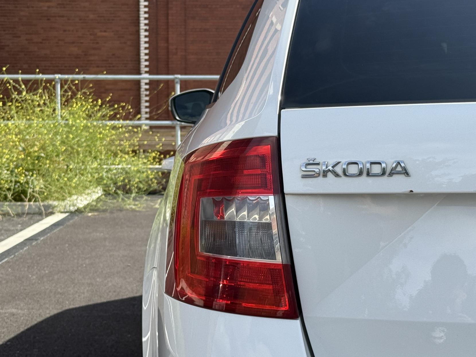 Skoda Octavia 1.6 TDI SE Estate 5dr Diesel Manual 4WD Euro 5 (s/s) (105 ps)