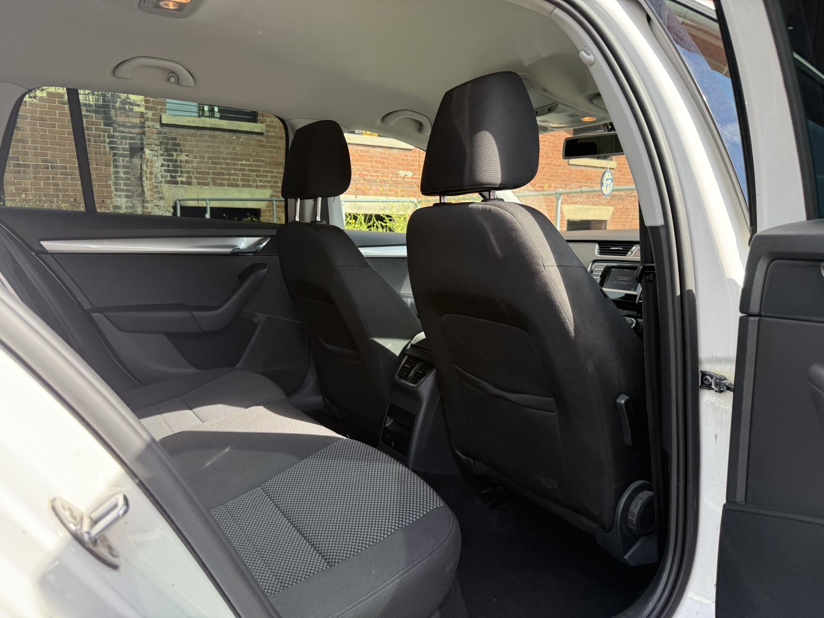 Skoda Octavia 1.6 TDI SE Estate 5dr Diesel Manual 4WD Euro 5 (s/s) (105 ps)