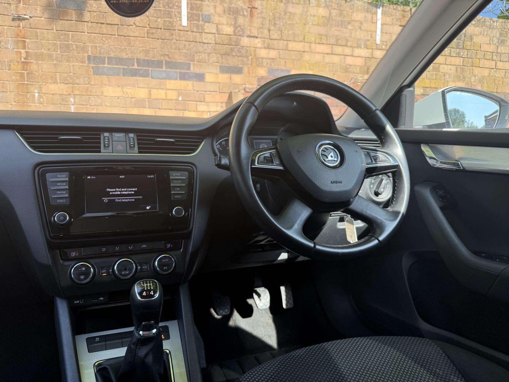 Skoda Octavia 1.6 TDI SE Estate 5dr Diesel Manual 4WD Euro 5 (s/s) (105 ps)