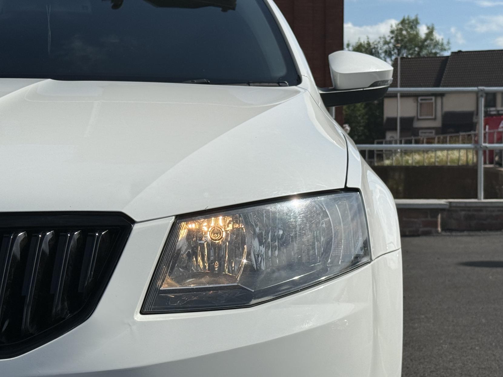 Skoda Octavia 1.6 TDI SE Estate 5dr Diesel Manual 4WD Euro 5 (s/s) (105 ps)