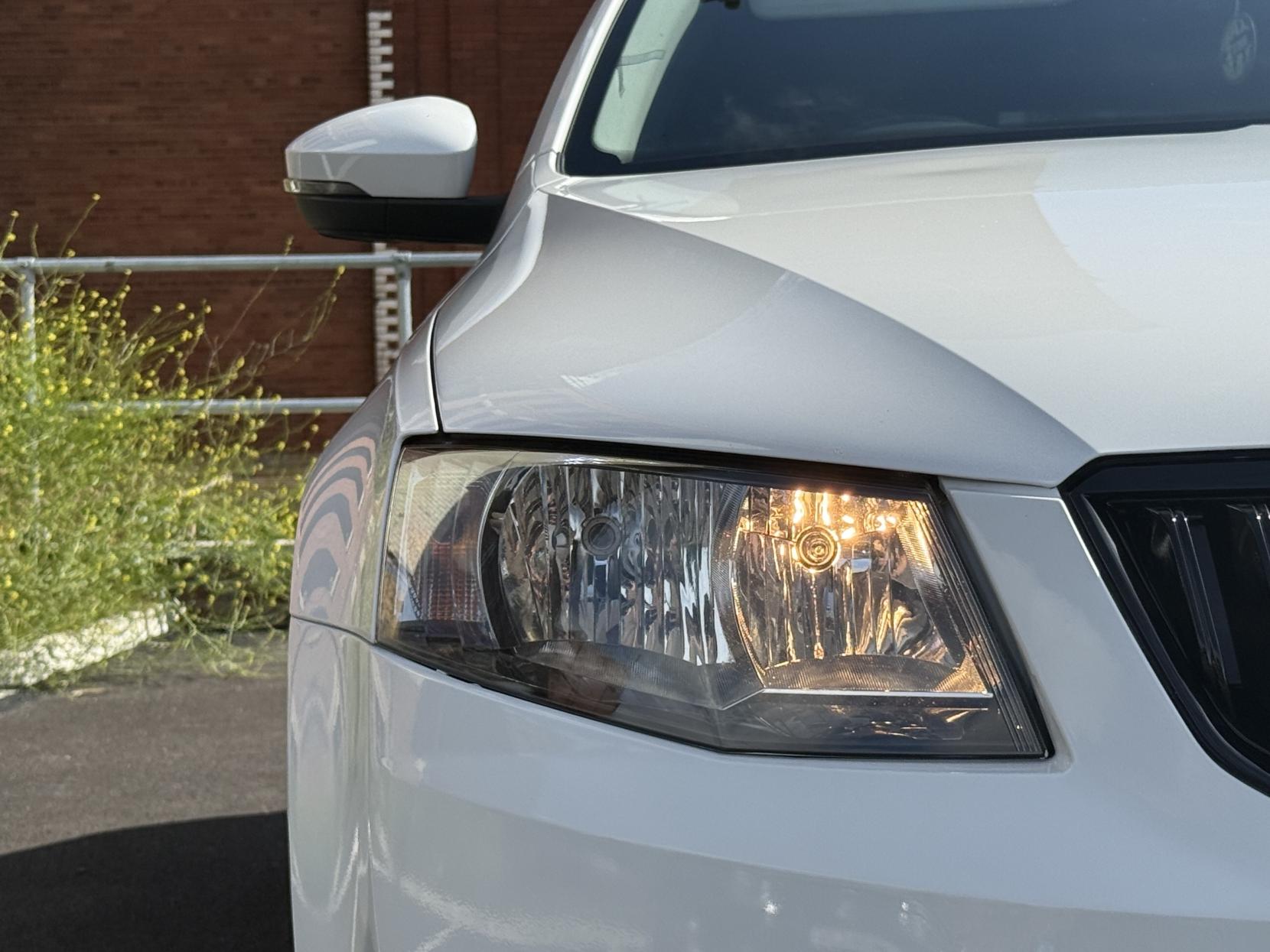 Skoda Octavia 1.6 TDI SE Estate 5dr Diesel Manual 4WD Euro 5 (s/s) (105 ps)