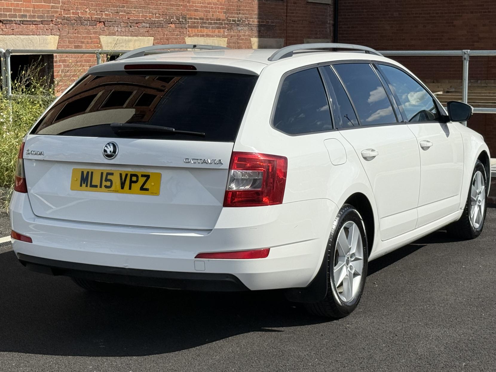 Skoda Octavia 1.6 TDI SE Estate 5dr Diesel Manual 4WD Euro 5 (s/s) (105 ps)