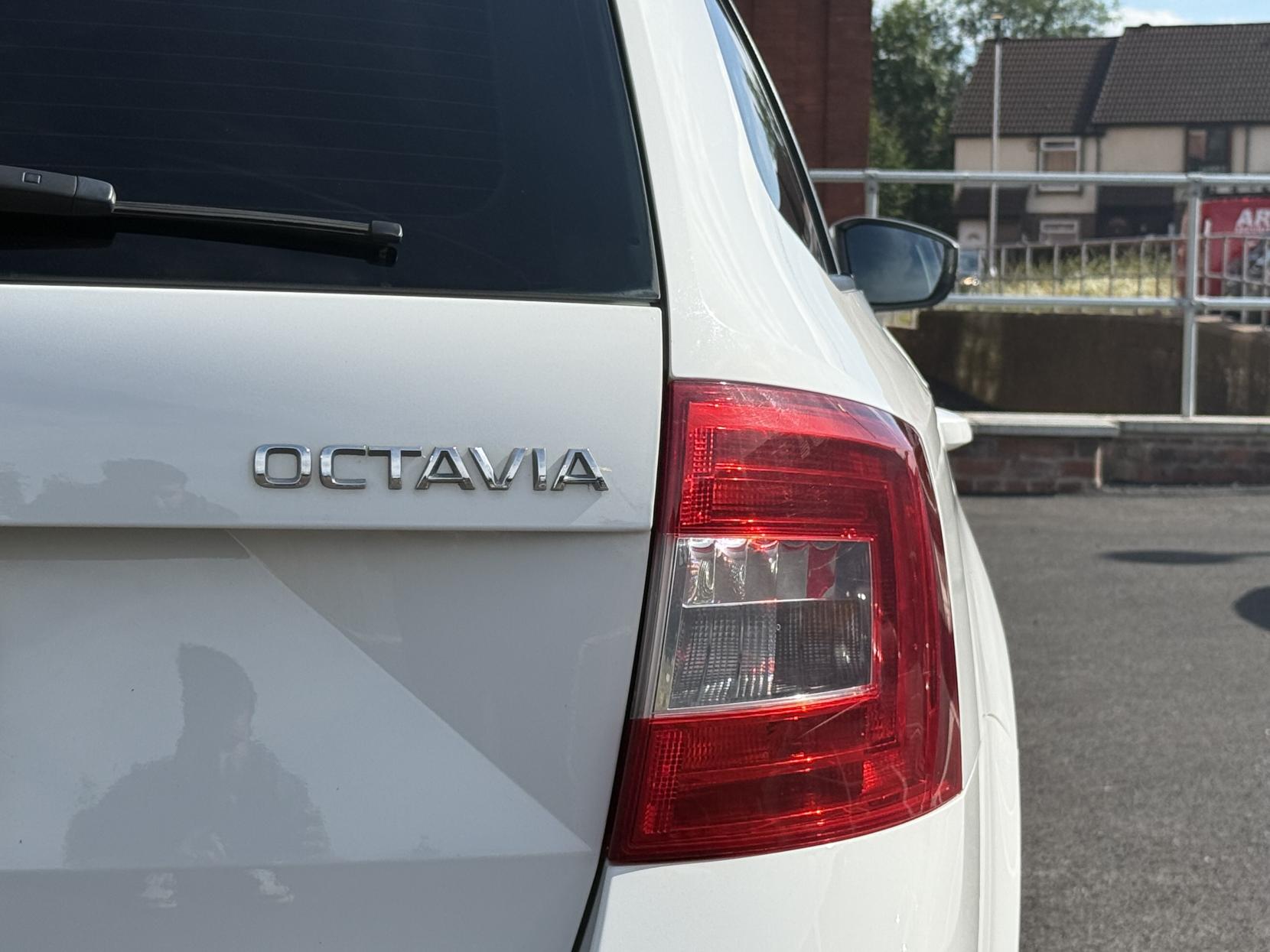 Skoda Octavia 1.6 TDI SE Estate 5dr Diesel Manual 4WD Euro 5 (s/s) (105 ps)