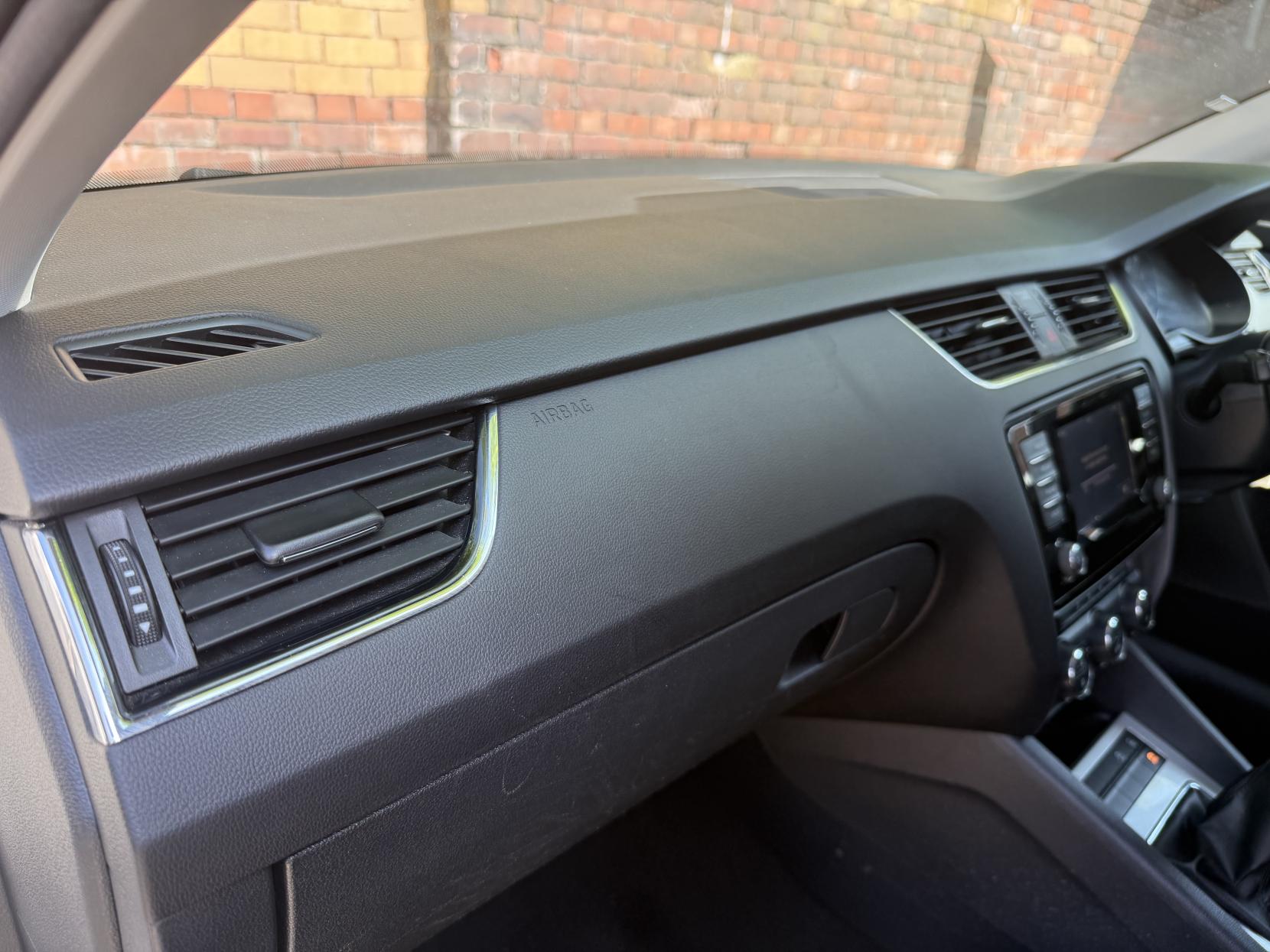 Skoda Octavia 1.6 TDI SE Estate 5dr Diesel Manual 4WD Euro 5 (s/s) (105 ps)