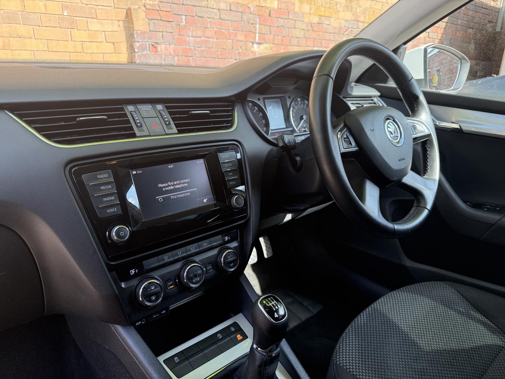 Skoda Octavia 1.6 TDI SE Estate 5dr Diesel Manual 4WD Euro 5 (s/s) (105 ps)