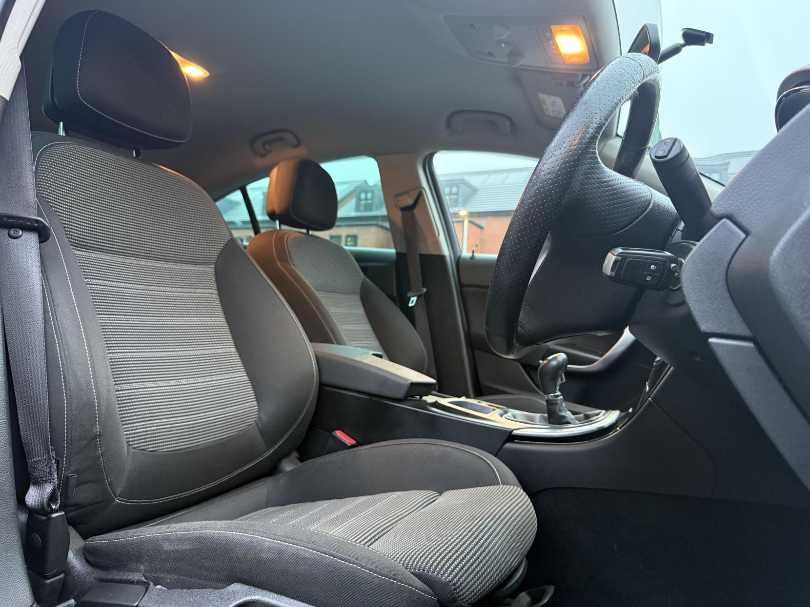 Vauxhall Insignia 2.0 CDTi SRi Nav Hatchback 5dr Diesel Manual Euro 6 (s/s) (170 ps)