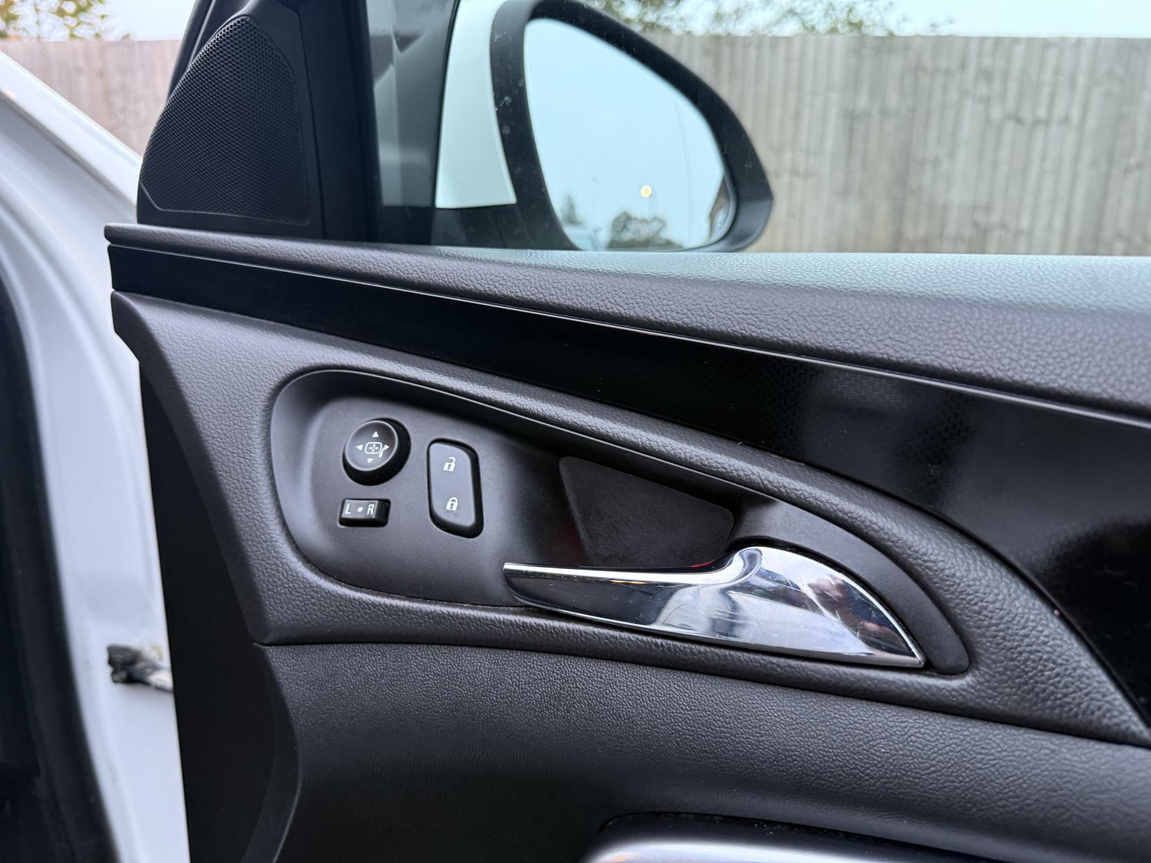 Vauxhall Insignia 2.0 CDTi SRi Nav Hatchback 5dr Diesel Manual Euro 6 (s/s) (170 ps)