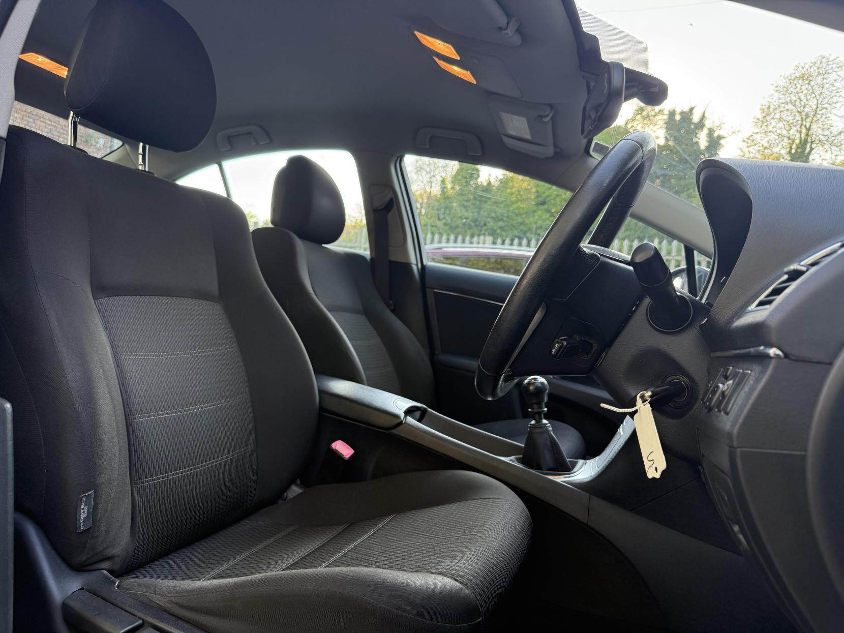 Toyota Avensis 2.0 D-4D TR Saloon 4dr Diesel Manual Euro 5 (126 ps)