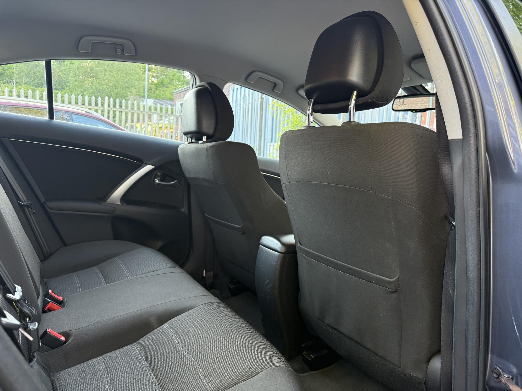 Toyota Avensis 2.0 D-4D TR Saloon 4dr Diesel Manual Euro 5 (126 ps)